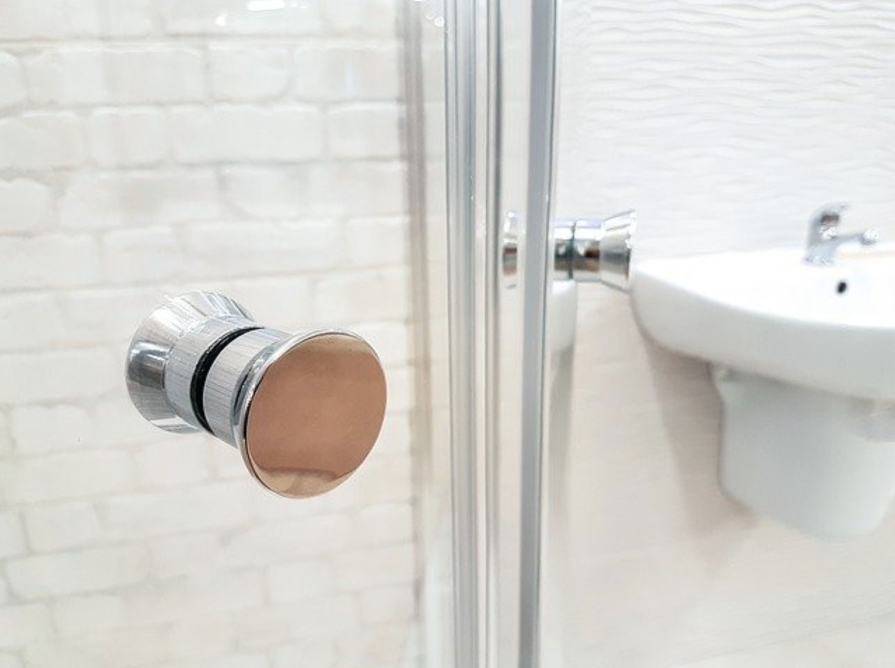 How to Keep Glass Shower Doors Clean - Clean Shower Door
